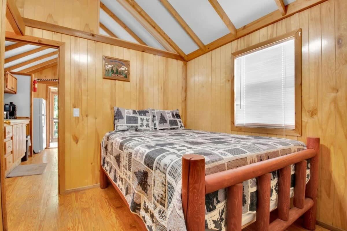 Charming Log Cabin In Bloomington Extérieur photo